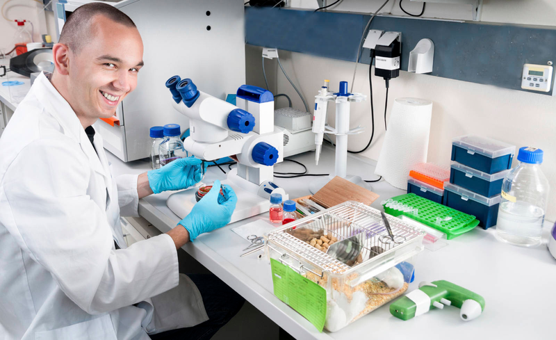 scientist-w-mouse-cage